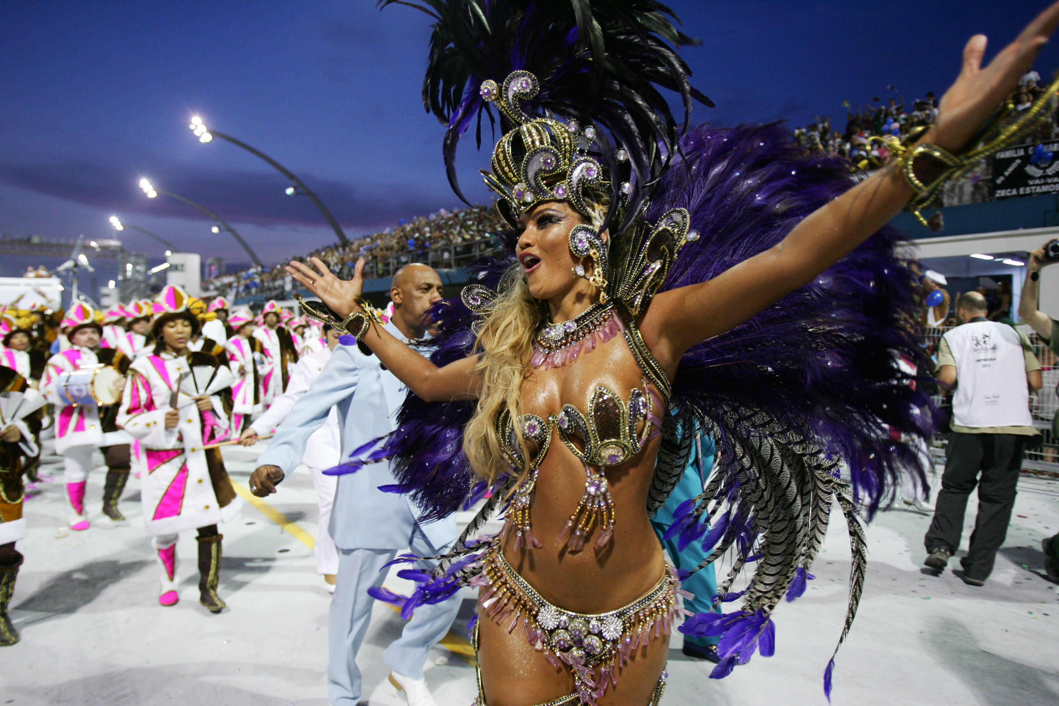 A rainha de bateria da Rosas de Ouro, Ellen Roche, durante o desfile da escola | Tiago Queiroz/Agência Estado