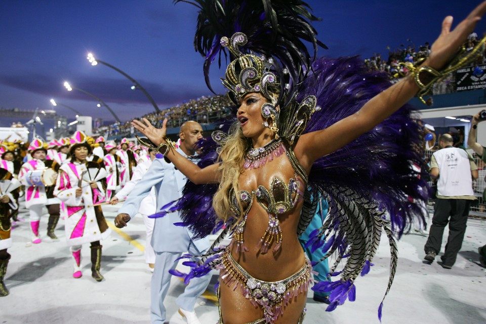 A rainha de bateria da Rosas de Ouro, Ellen Roche, durante o desfile da escola | Tiago Queiroz/Agência Estado