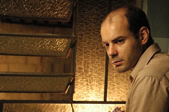 Marat Descartes é Valter, um pai de família angustiado pela presença dos vizinhos |