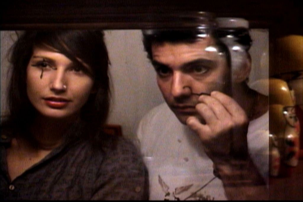 A videoartista Marina Previato e o ator Gustavo Machado dividem um mesmo teto em São Paulo por três semanas e vivem um intenso relacionamento diante de oito câmeras de vigilância |