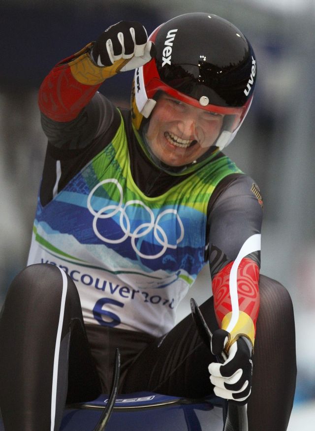 A alemã Tatjana Huefner comemora a vitória no luge. | Tony Gentile/ Reuters