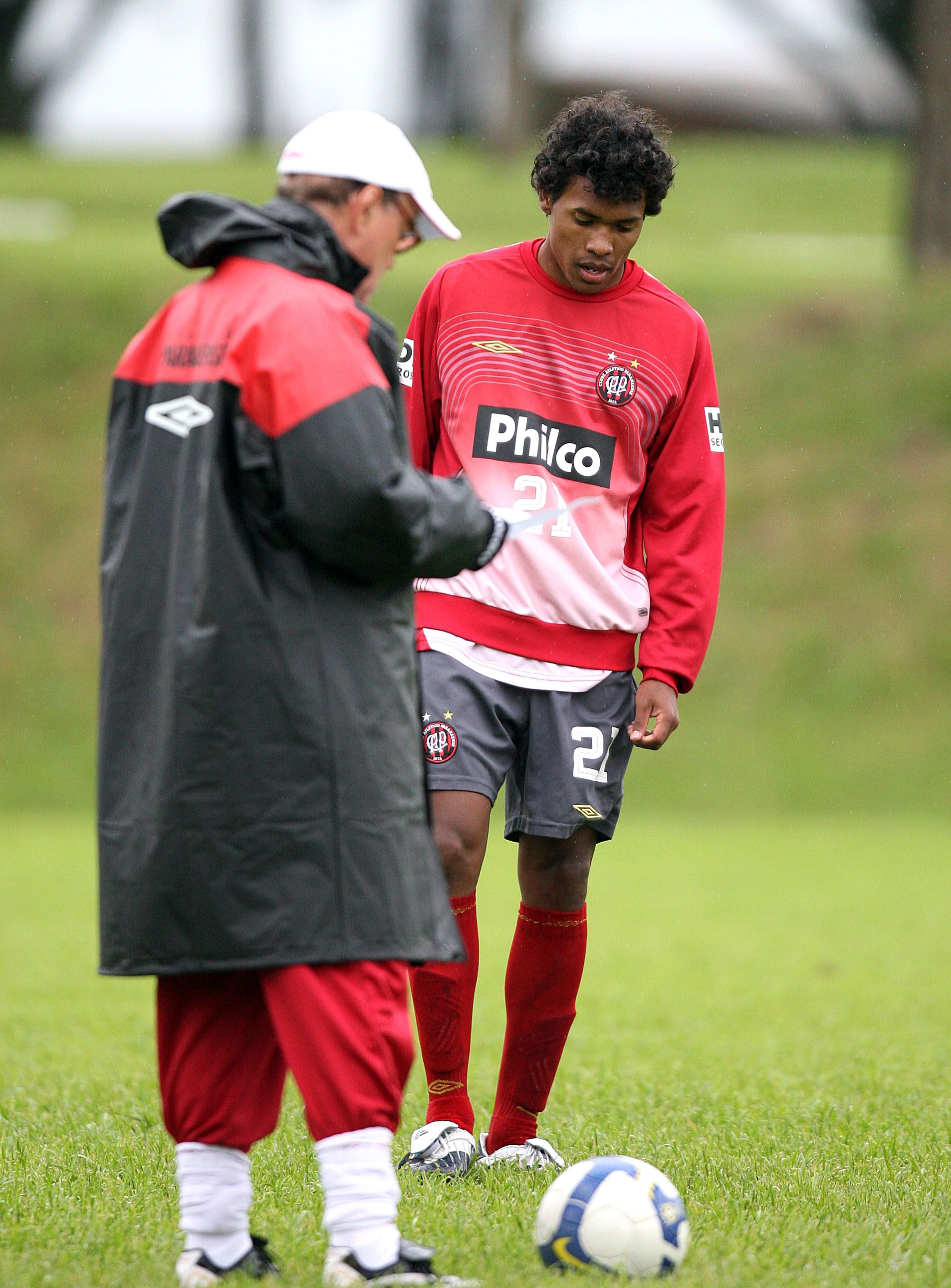 Antôni Lopes (esq) pode perder Alex Sandro nos próximos dias. Treinador costumava escalar o lateral-esquerdo na posição de volante | Hedeson Alves / Agência de Notícias Gazeta do Povo