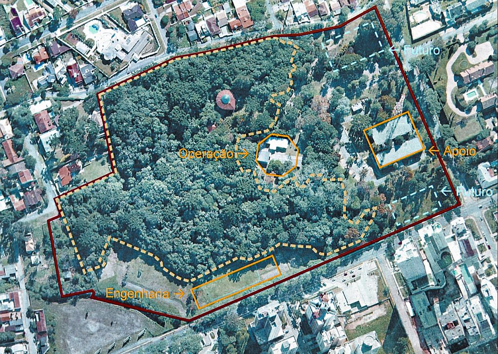 Plano inicial: áreas marcadas em azul e em amarelo mostram posição de prédios atuais e de possíveis obras | Albari Rosa/Gazeta do Povo