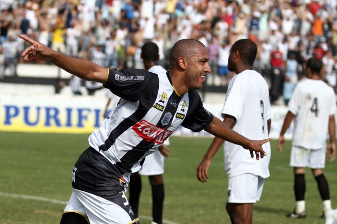 Leonardo abriu caminho para a vitória do Fantasma sobre o Beltrão | Henry Milleo / Agência Gazeta do Povo