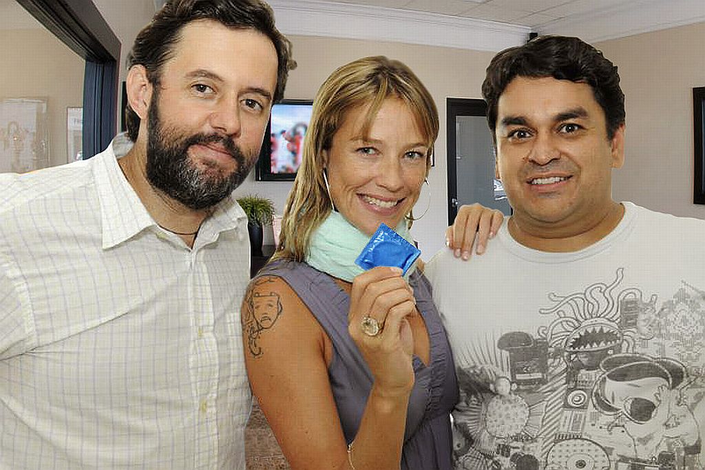 Flavio Waiteman, vice-presidente de criação da Master, e James Pedrozo, da Jamute Audio, ladeiam a atriz Luana Piovani, que gravou em um estúdio carioca a voz que dubla uma camisinha personagem animado da campanha criada pela agência curitibana para o Ministério da Saúde | Divulgação