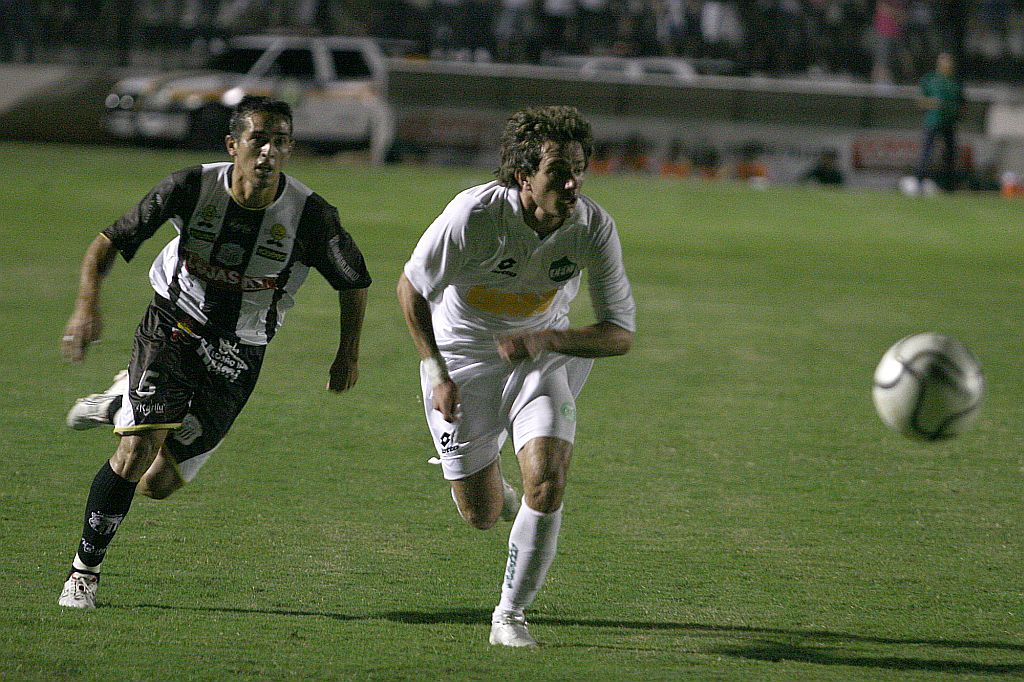 O Coritiba do lateral Fabinho encontrou muita dificuldade para superar o Fantasma no Germano Krüger: time agora pega o Iraty, no sábado, em Paranaguá | Henry Milléo/ Gazeta do Povo