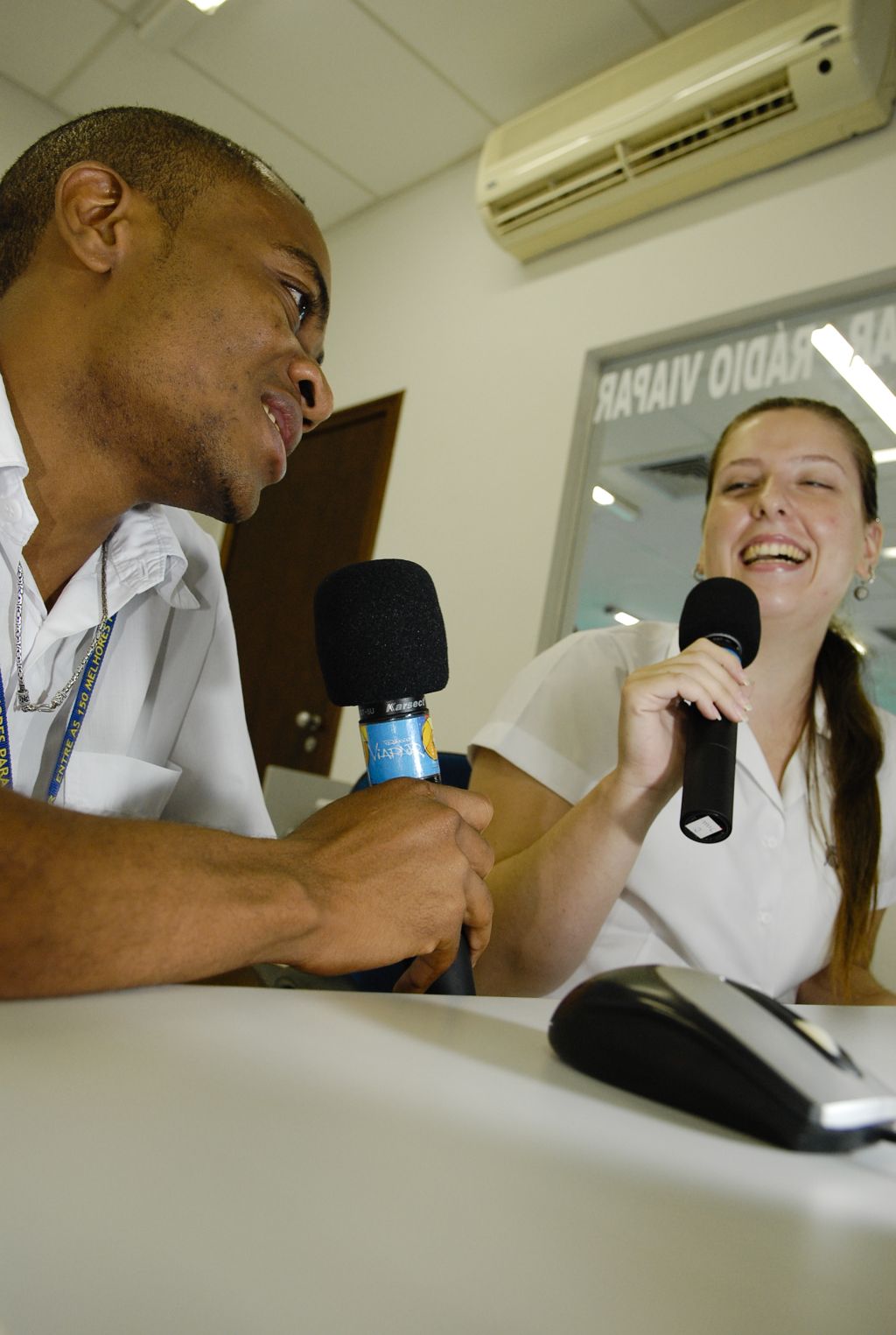 João Romeu Praia Augusto e Débora Schmitt, da Viapar: rádio interna agiliza o repasse de informações para os funcionários | Fabio Dias