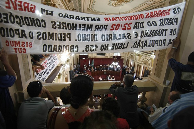 Enquanto Beto Richa fazia promessas eleitorais na Câmara de Curitiba, guardas municipais em greve protestavam com faixas e cartazes nas galerias |