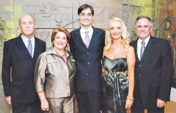 O novo médico Lincoln Dalmaz ladeado pelos amigos Luiz Eduardo e Liana Veiga Lopes e os pais Vânia e Paulinho Dalmaz | Fotos: Gerson Lima