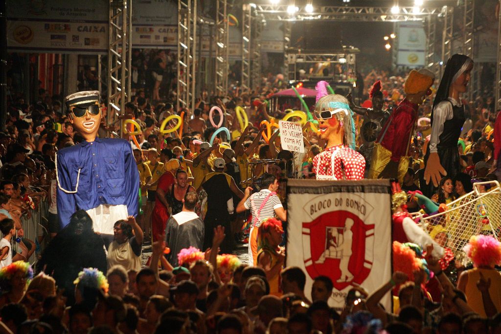 Blocos de carnaval de Antonina reuniram público de todos os lugares na noite de sábado, inclusive turistas estrangeiros, que vieram para ver a folia | Daniel Castellano/Gazeta do Povo