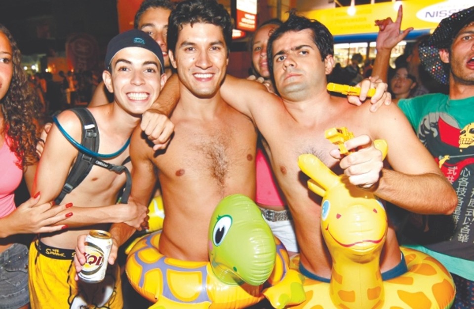 Os amigos Matheus Gonçalves, Pedro Caldas e Pedro Tadeu vieram de Belo Horizonte (MG) para a festa | Valterci Santos/Gazeta do Povo