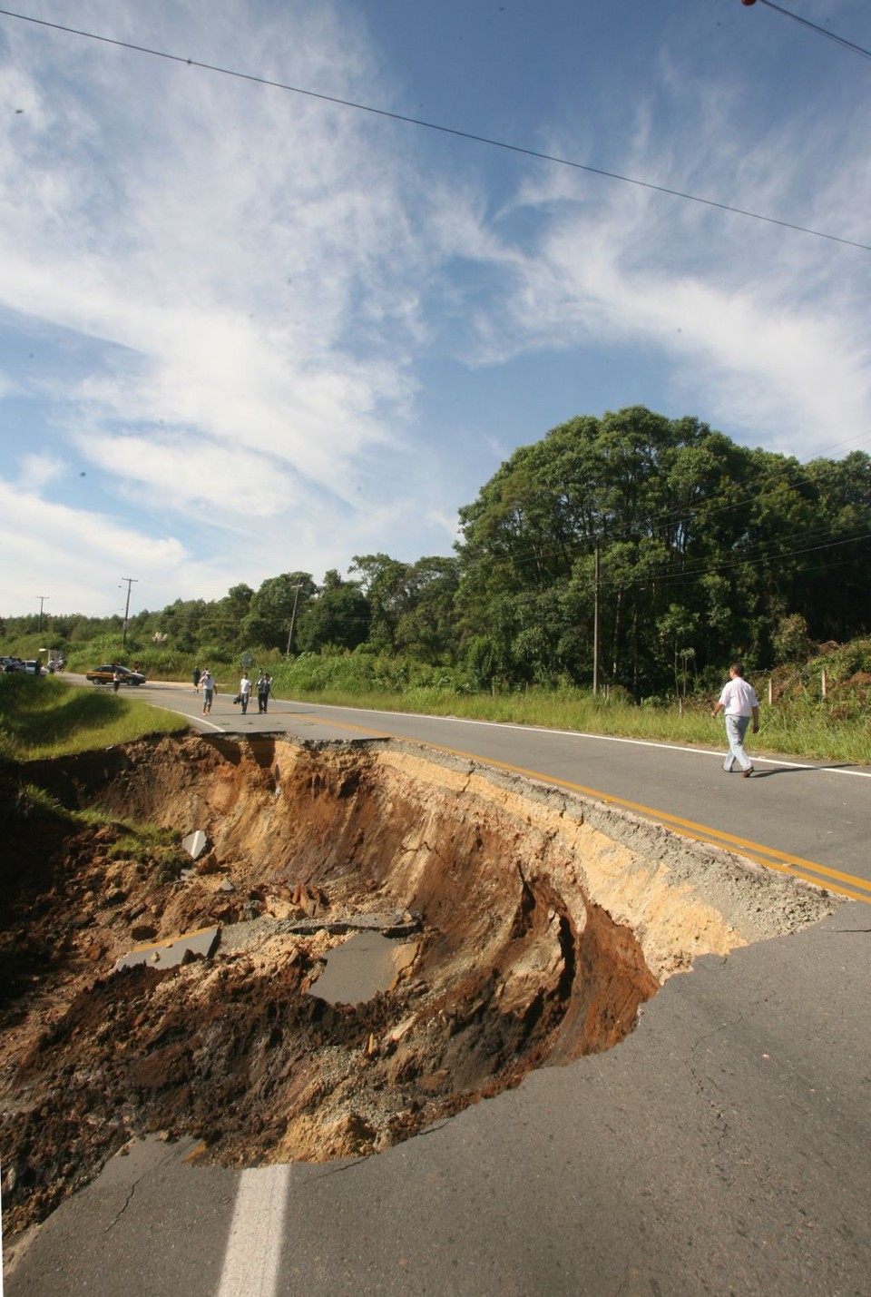 Apenas parte da estrada cedeu, mas as duas pistas da BR-476 foram interditadas | Priscila Forone/Gazeta do Povo