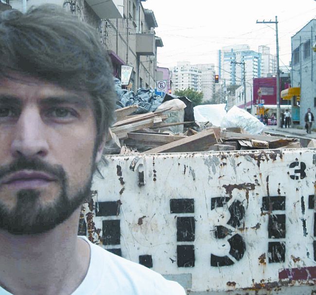 A vida contemporânea favorece um escritor. Vivo da literatura, apesar de não escrever ficção o tempo todo. Trabalho para editoras, escrevo resenhas de livros e faço doutorado sobre o escritor João Antônio. Bruno Zeni, escritor | Autorretratos com Personagens Urbanos/Arquivo do Autor