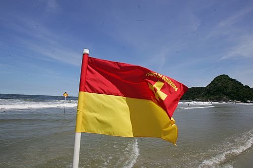 Vermelho sobre amarelo - Delimita a faixa de mar vigiada pelos guarda-vidas | Daniel Castellano/Gazeta do Povo