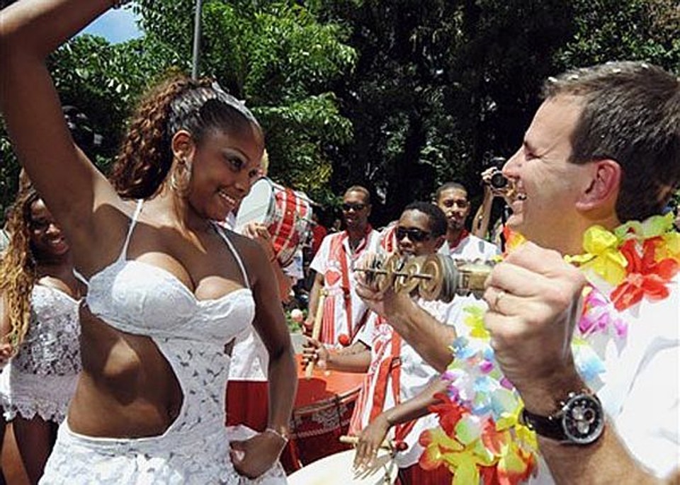 O prefeito do Rio, Eduardo Paes, caiu no samba com o cortejo real composto de rainhas e princesas do carnaval do Rio | Reprodução / TV Globo
