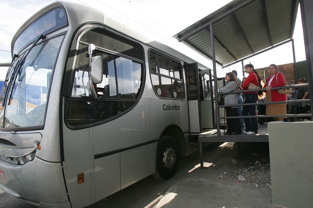 Ônibus exclusivos do sistema curitibano, como os ligeirinhos, são motivo de reclamação apresentada à Urbs | Aniele Nascimento/Gazeta do Povo
