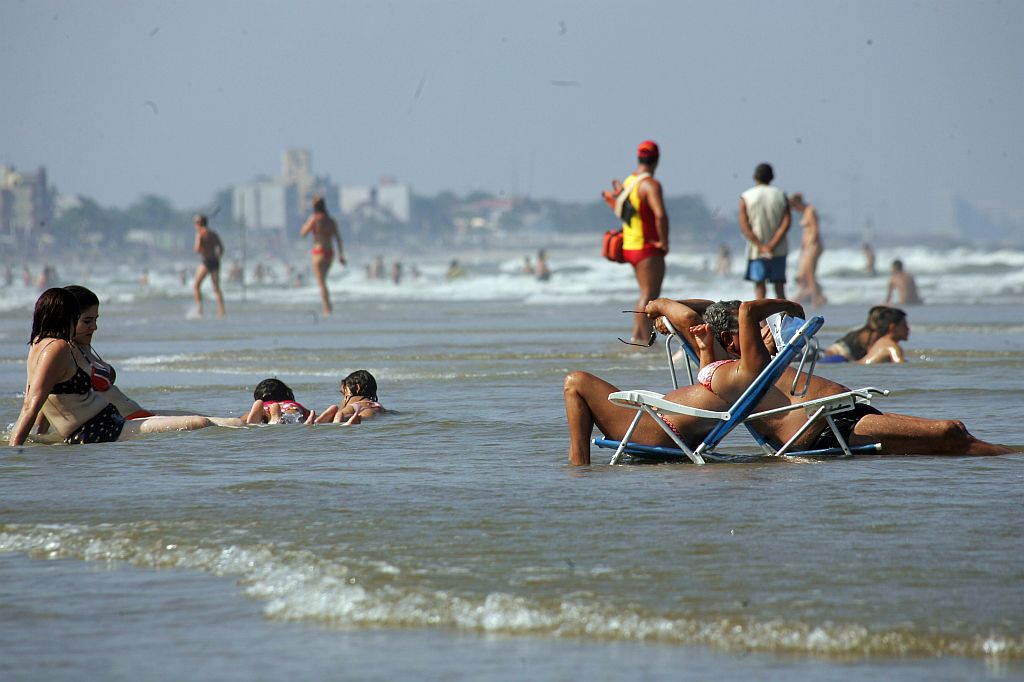 Muitos veranistas estão achando a água do mar mais quente que em outras temporadas | Daniel Castellano/Gazeta do Povo