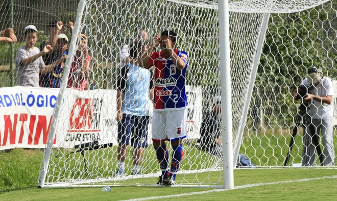 Murilo perdeu logo no começo do jogo um gol incrível, o qual poderia ter mudado a história do jogo |
