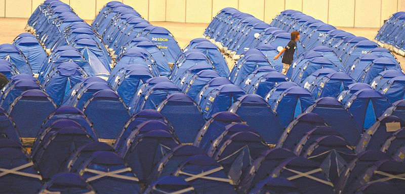 As barracas instaladas no Centro de Convenções Imigrantes, todas idênticas e patrocinadas por uma empresa de telefonia: acampamento nerd incluiu discussões sobre direitos autorais, custo da comunicação, segurança e... lingerie | Fotos: Cristiano SantAnna/indicefoto.com