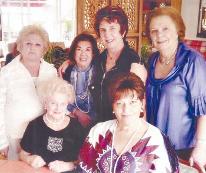 CONFRATERNIZAÇÃO - Em recente encontro de amigas, em reunião das mais agradáveis, ao nosso lado as queridas amigas Meriluz Piccoli, Dinorah Chaves, Roseli Westphal, Marilena Dutra e Dirlete Faccio |