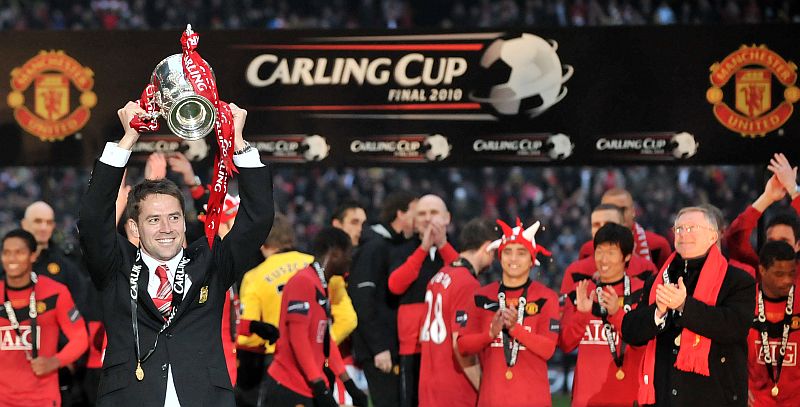 Michael Owen levanta a taça do Manchester United: atacante fez um gol e saiu para a entrada de Rooney na final da Copa da Liga Inglesa | Carl de Souza/AFP