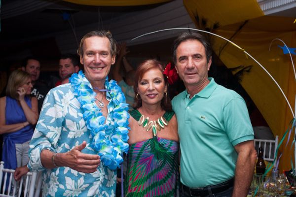 O cantor Eduardo Dusek com o casal Ninon e Heitor Dantas Filho no baile de carnaval do Clube Curitibano, na última terça-feira. Mais de 1,5 mil foliões, entre os quais o presidente e a primeira-dama do clube, lotaram o Salão Azul para pular ao som das antigas marchinhas cantadas por Dusek | Kobiyama