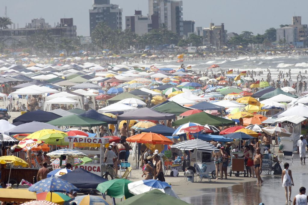 Segundo a PM, 1,4 milhão de pessoas circularam pelo Litoral ontem: faltou espaço para tanto guarda-sol em Matinhos | Valterci santos/Gazeta do Povo