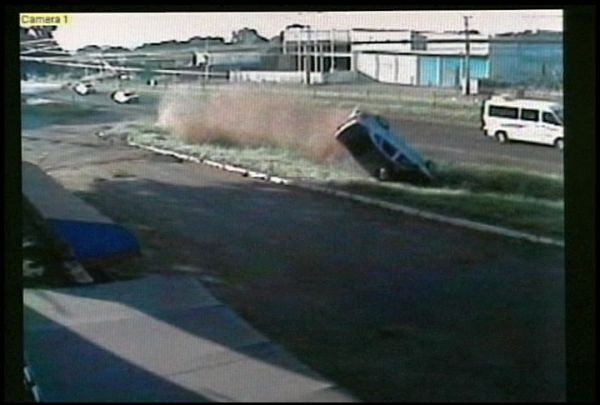 Em Sarandi, carro capotou e levantou voo, jogando passageiro para fora | Reprodução RPCTV