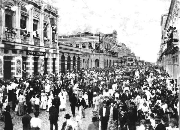 Carnaval na Rua XV em 1902, a multidão se aglomera |