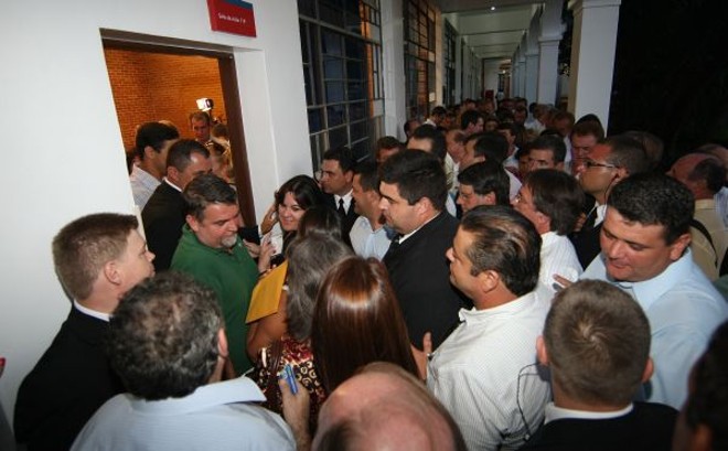 Fila para foto com Dilma -O assédio à ministra Dilma Roussef foi grande durante a reunião com cerca de 170 prefeitos paranaenses realizada no último sábado, em São José dos Pinhais, na região metropolitana de Curitiba. Ao ser anunciada, a ministra foi ovacionada aos gritos de 