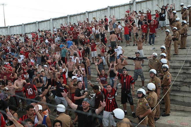 Apesar do espaço reduzido, os atleticanos fizeram festa no estádio do rival |