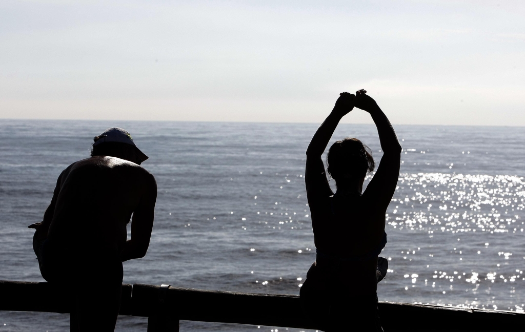 O tempo bom está levando os veranistas para a praia e os mais animados ao calçadão, para praticar algum esporte | Valterci Santos/Gazeta do Povo