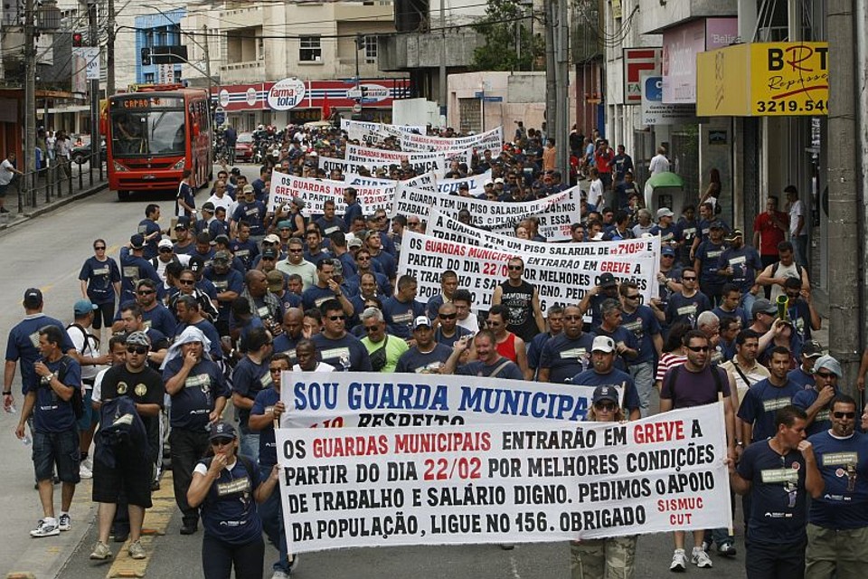 No quinto dia de greve, guardas municipais fizeram passeata por ruas do Centro. Muitas motos foram usadas na ação. | Patrícia Kunzel