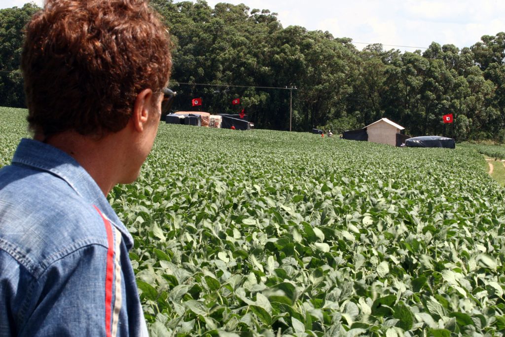 Copetti Neves olha a distância a fazenda ocupada pelo MST: tenente-coronel diz poder provar que a terra é sua | Henry Milleo/Gazeta do Povo