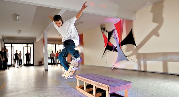 Skatista faz manobra durante culto evangélico: respeito às diferenças como caminho para a cidadania | Antonio Costa/Gazeta do Povo