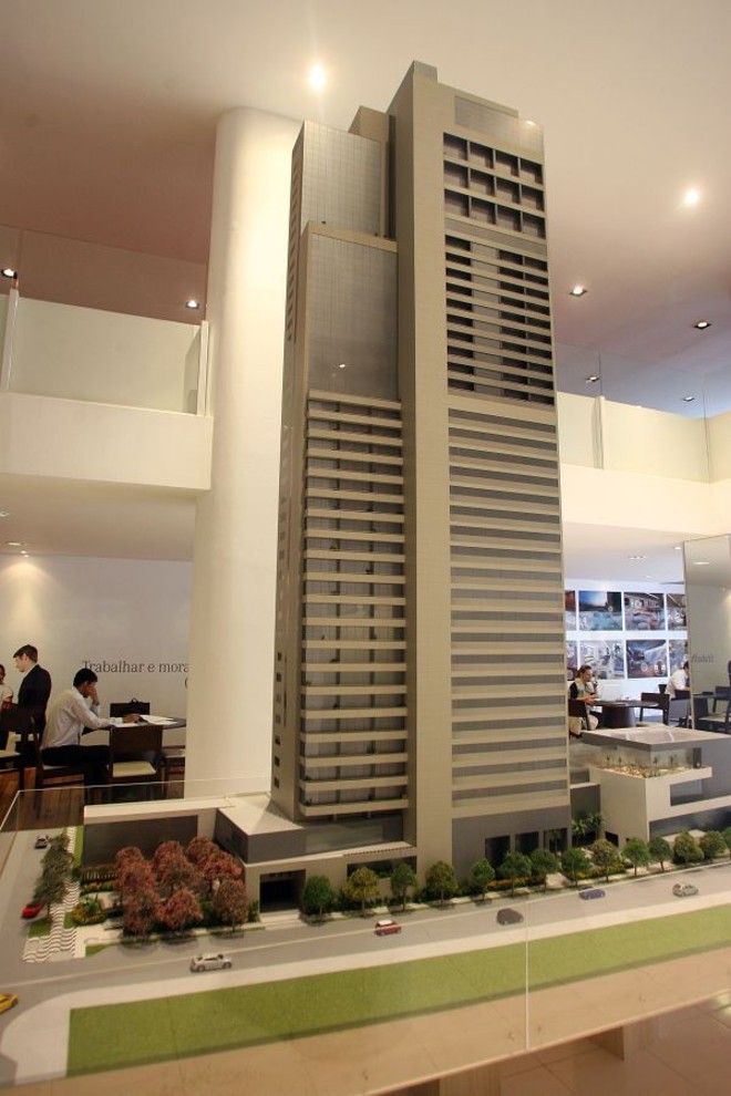 Universe Life Square, da Thá/Rossi: maquete com cinco metros de altura para o edifício que será o maior da capital, com 44 andares | 