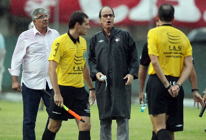 Antônio Lopes reclama com a arbitragem após o final do primeiro tempo: jogo foi um festival de cartões | 