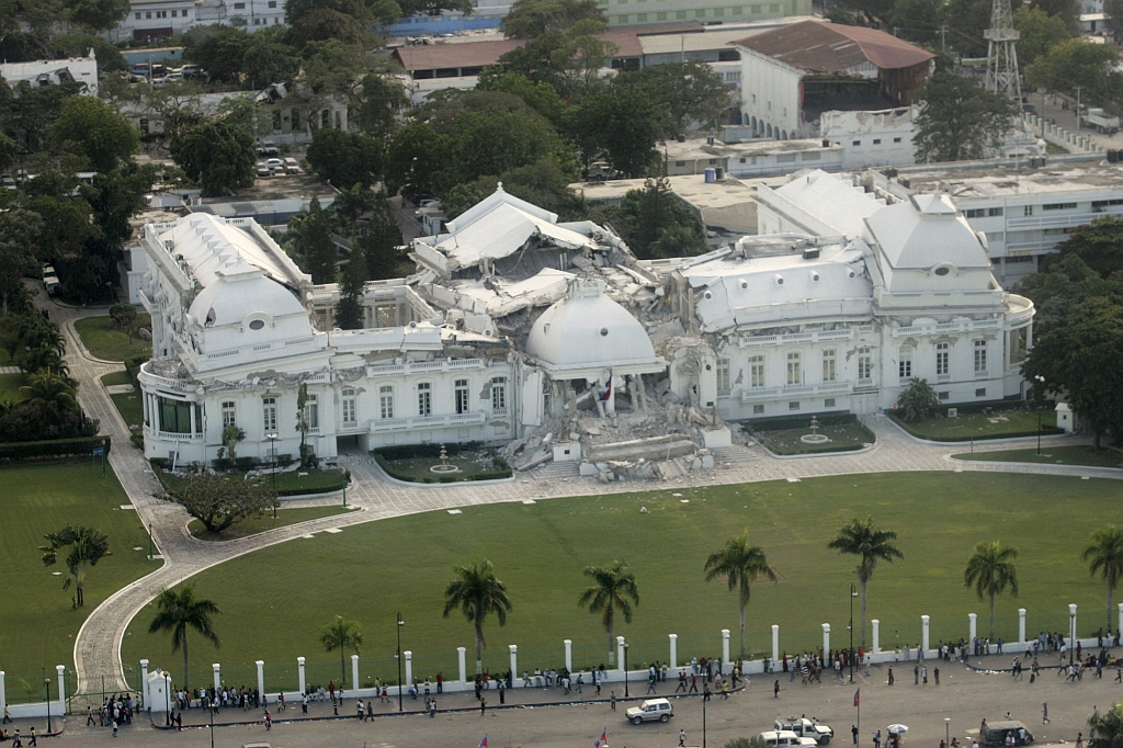 Vista aérea mostra as ruínas do Palácio Nacional: edifícios públicos buscavam captar a grandeza de um passado no qual os haitianos se agarravam | Kena Betancur/Reuters