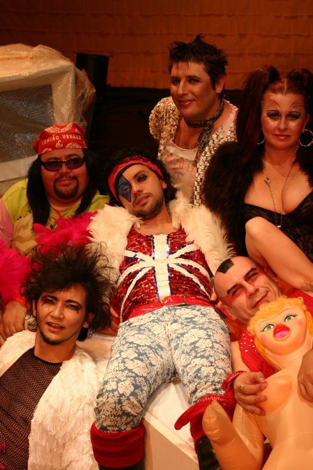 O atual sexteto, num sofá, não vê a hora de ter dois novos integrantes | Fotos: Wando Léon/Divulgação