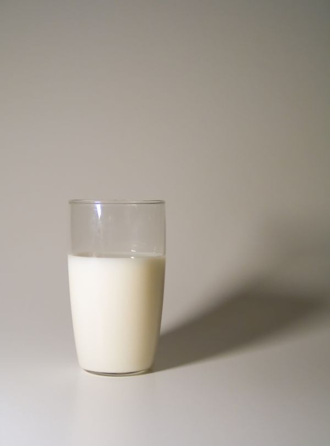 Leite X lactose- A alergia ao leite é uma reação do sistema imunológico à proteína do leite, que está presente em leite de vaca, búfala ou cabra. A intolerância à lactose acontece pela falta de uma enzima, a lactase, e por isso o organismo não consegue digerir o leite e sofre efeitos colaterais, como diarreias. Não é um processo alérgico |
