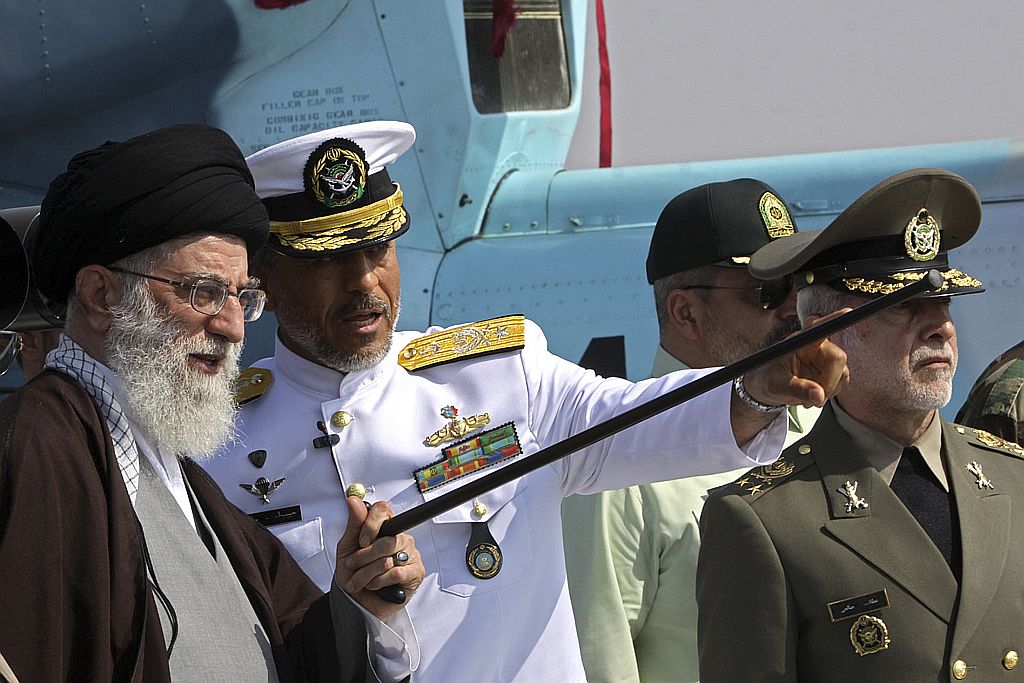 Aiatolá Ali Khamenei (esquerda) afirmou que bomba atômica é "anti-islâmica" | Reuters