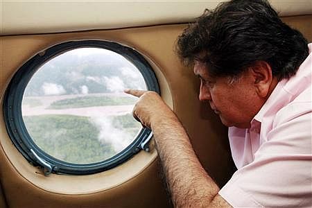 Presidente peruano Alan Garcia durante sobrevoo à região afetada pela chuva | Reutres