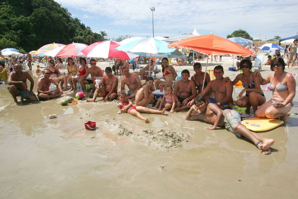 1.100 quilômetros: em 16 horas de viagem foi quanto percorreram de ônibus particular até Guaratuba os 40 membros da família Gregorini, que vieram de Itaporã, Mato Grosso do Sul, passar o verão no Litoral do Paraná | Pedro Serápio / Gazeta do Povo