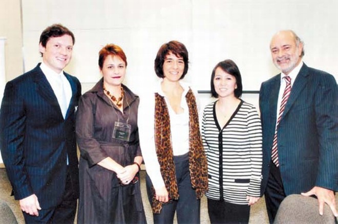 ENCONTRO EM TORNO DA ADVOCACIA TRABALHISTA - O escritório de advocacia Célio Neto, em parceria com Mattos Filho Advogados, promoveu encontro sobre acidente de trabalho e FAP, em concorrido café da manhã que reuniu mais de 70 empresários e gestores na sede do ISAE/FGV. O advogado Célio Pereira de Oliveira Neto, na foto ao lado da colega Andréa Carla e dos também advogados Maria Isabel Tostes, Raissa Tokunaga e Paulo Sérgio João (do escritório Mattos Filho), começou sua carreira ao lado do saudoso professor João Régis Fassbender Teixeira e teve como sócio o também saudoso Luiz Felipe Haj Mussi, estando à frente atualmente da banca própria, especializada em direito do trabalho |