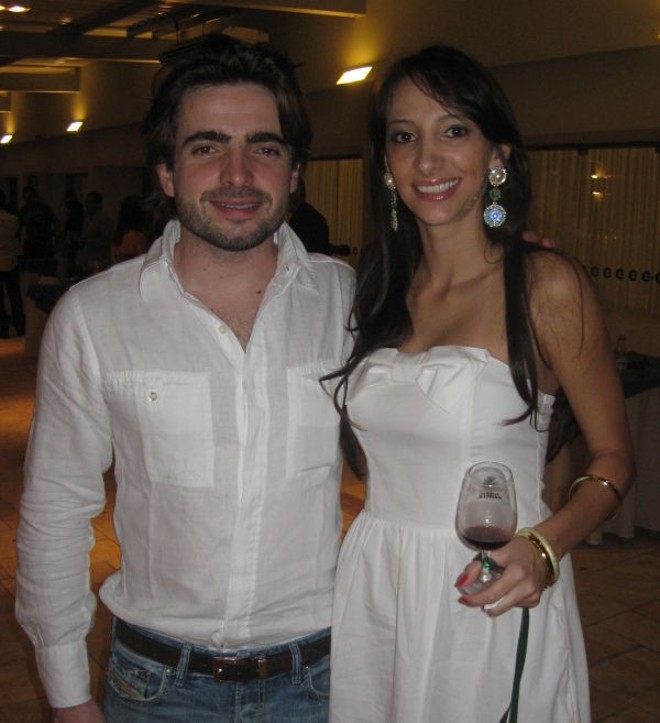 O francês Jean-Jacques Dubourdieu, diretor comercial dos vinhos Denis Dubourdieu, e filho do mestre que revolucionou os métodos de elaboração de vinhos brancos e de sobremesa, marcou presença na convenção das importadoras Porto a Porto e Casa Flora, após o Wine Tour, ao lado da sommelier Camila Podolak, durante a semana, em Atibaia, São Paulo |