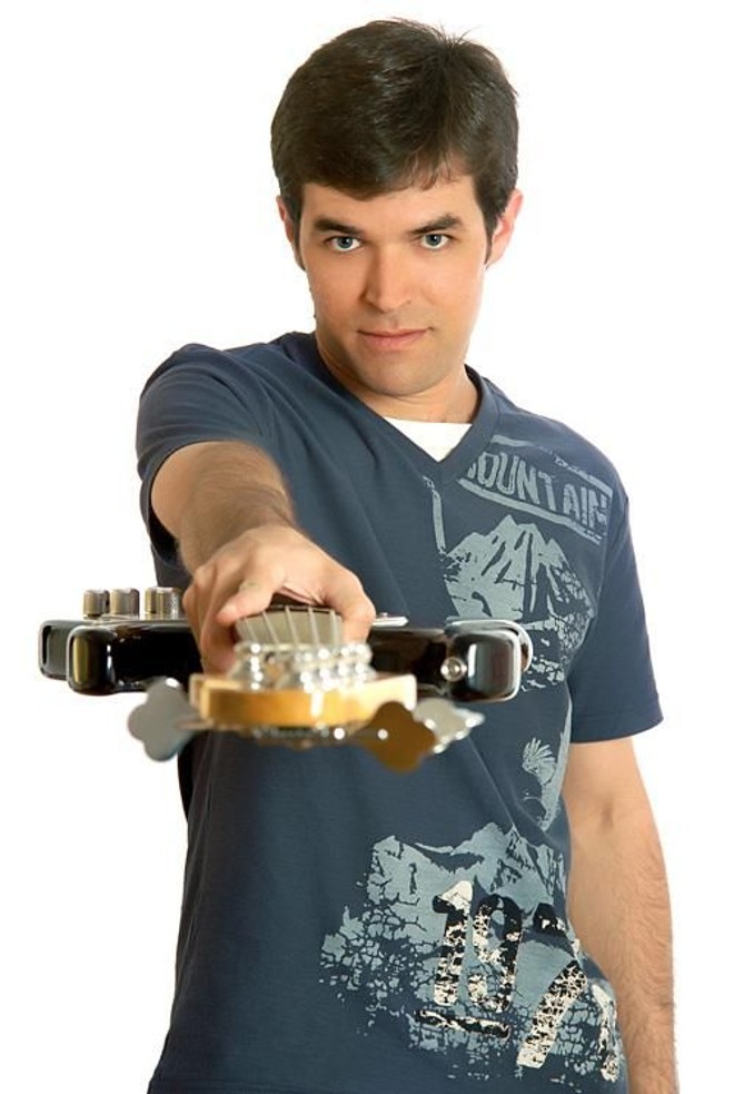 O baixista Nei Lopes toca Miles Davis |