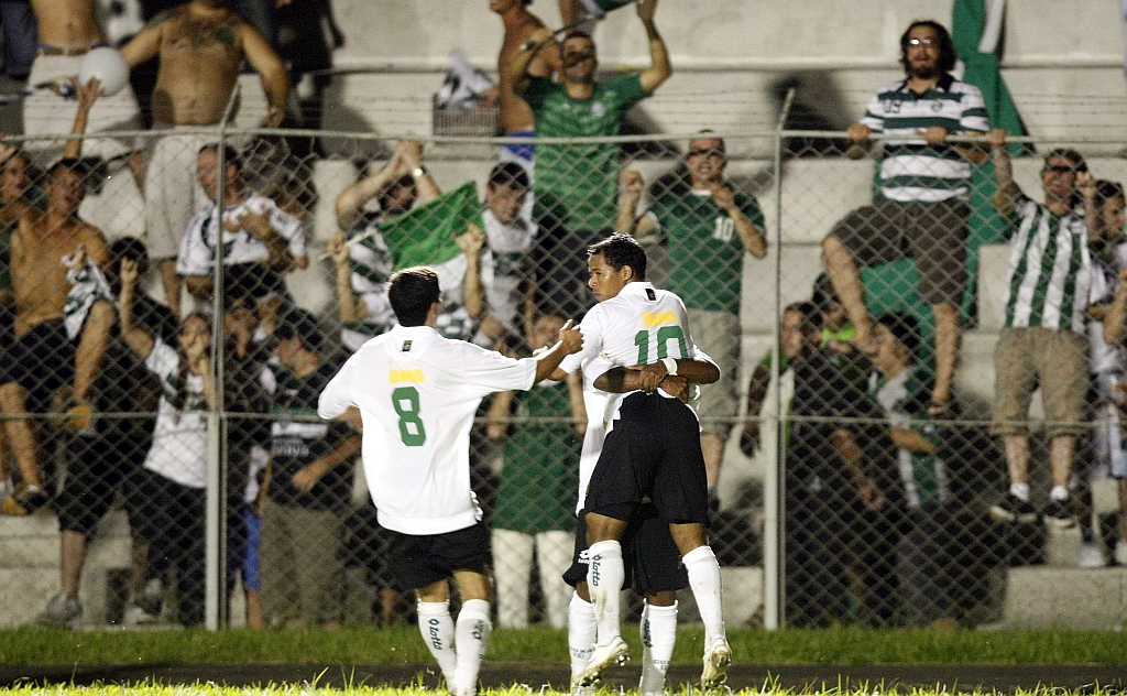 Leandro Donizete (8) corre para cumprimentar Marcos Aurélio, autor do terceiro gol do Coritiba na Vila Capanema | Rodolfo Bührer/ Gazeta do Povo