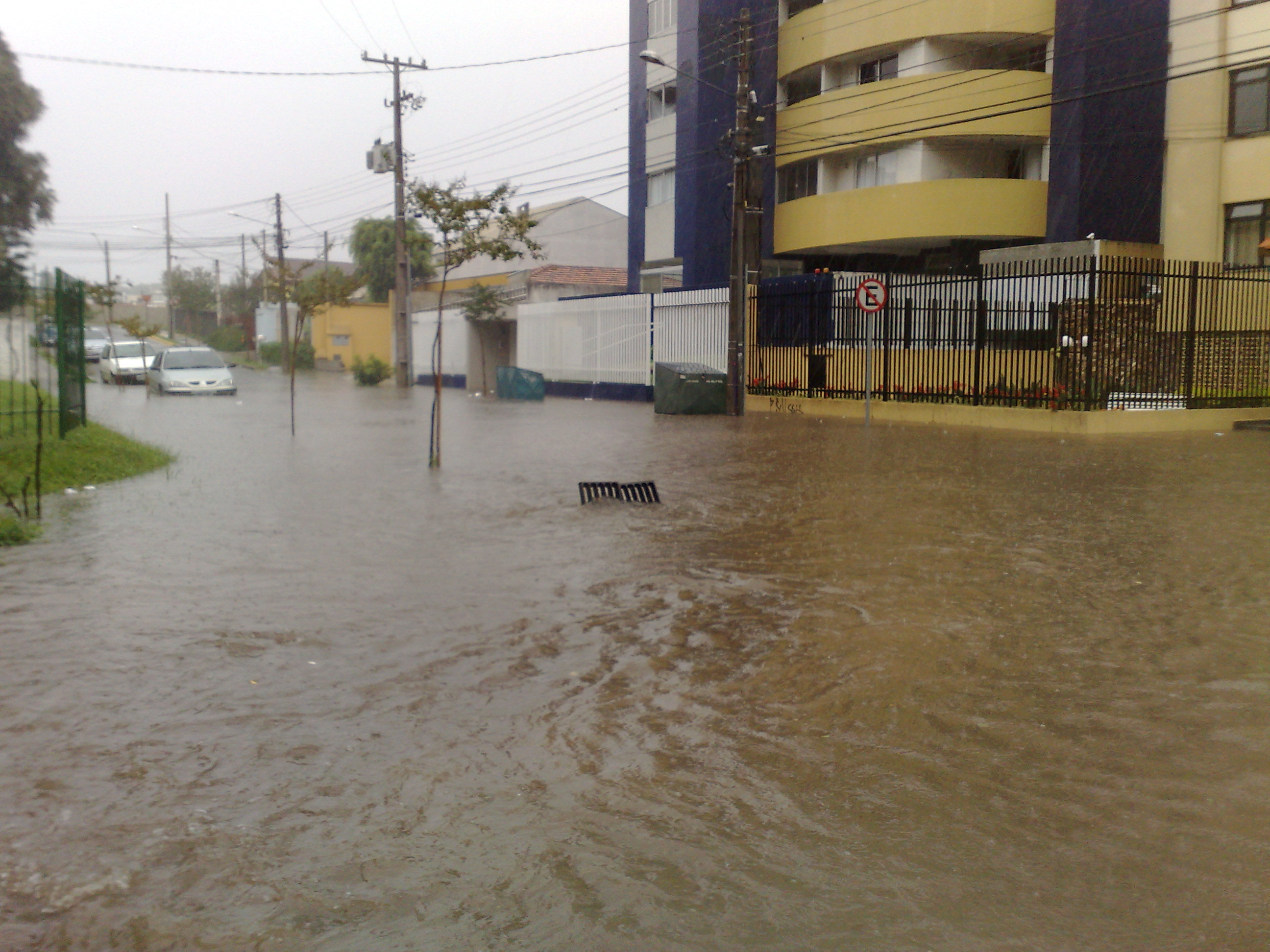 No bairro Água Verde, os veículos não conseguiram passar por alguns cruzamentos | Adriano Ribeiro / Gazeta do Povo