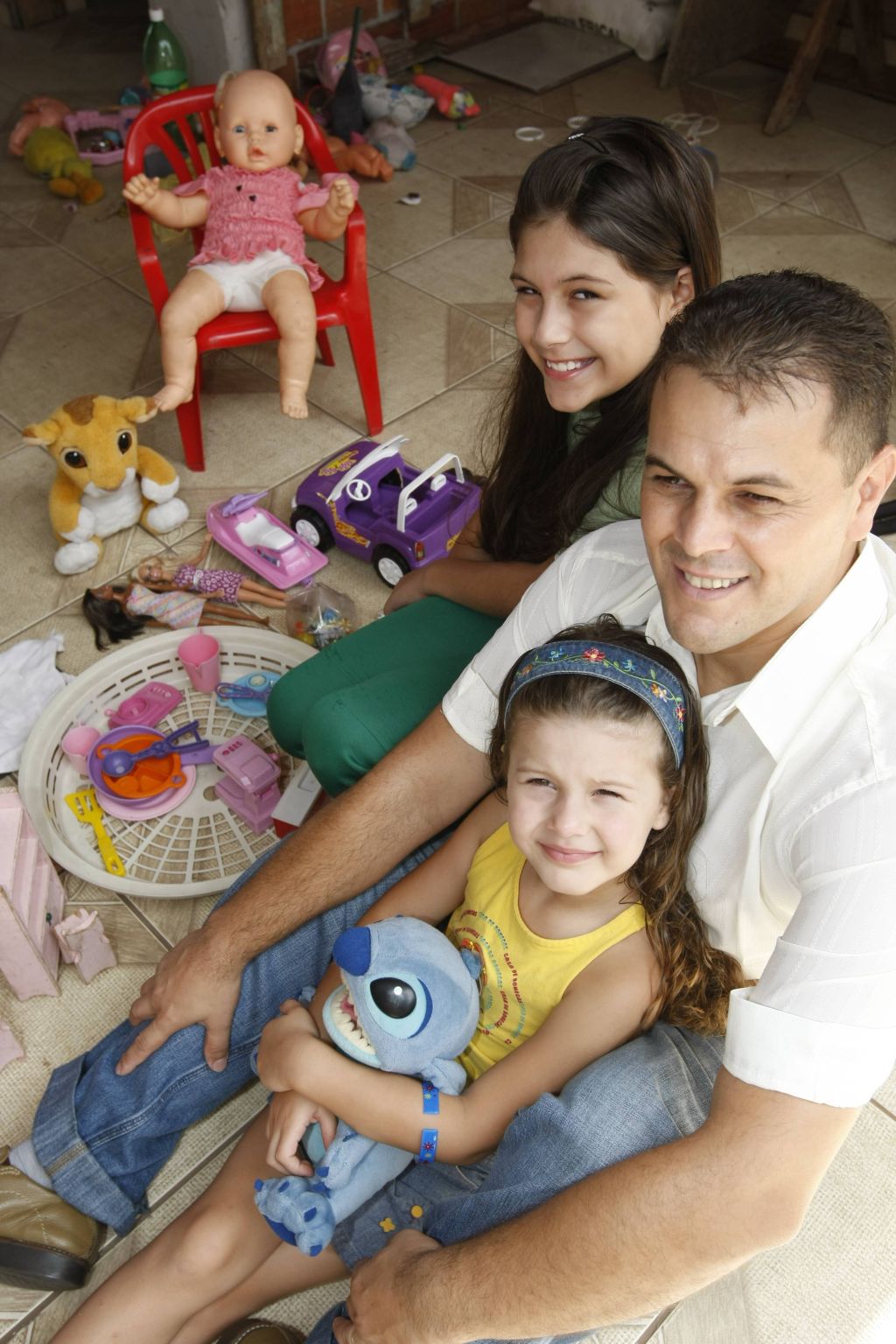 Cláudio Schneider com Thayanne e Thaynara: filhas protegidas | Marcelo Elias/ Gazeta do Povo