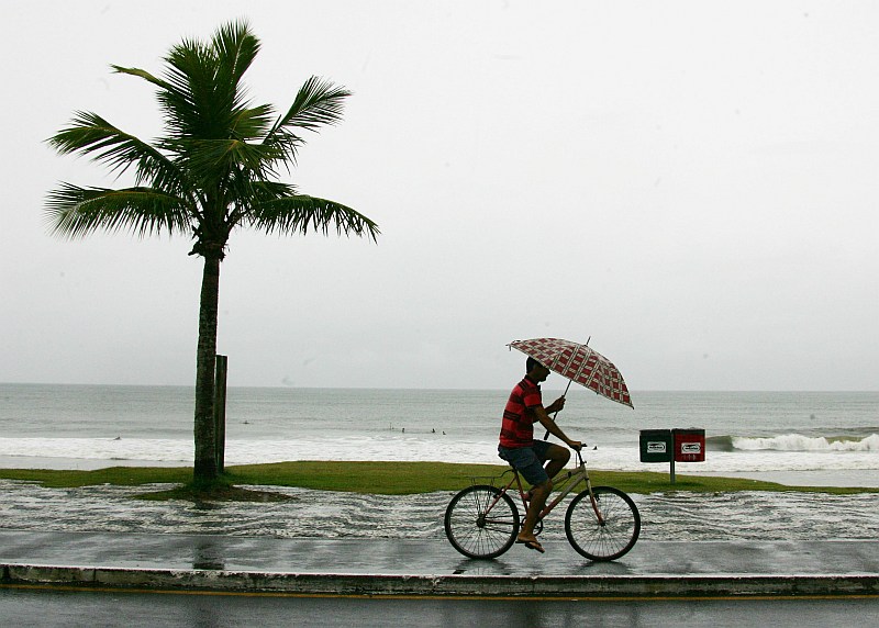 Quarta-feira de Cinzas amanheceu chuvosa em Matinhos, assim como em vários pontos do Litoral Paranaense | Daniel Castellano/Gazeta do Povo